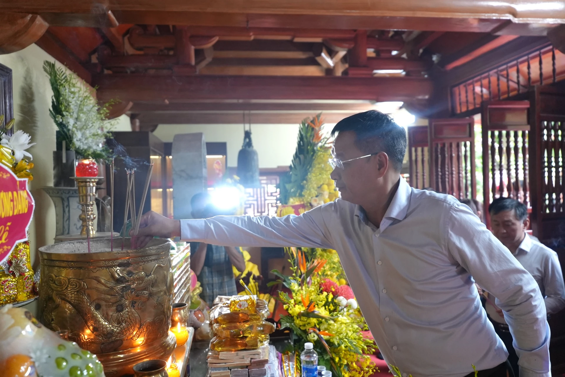 Đồng chí Lê Ngọc Quang, Bí thư Thành ủy Đà Nẵng dâng hương tại Đền tưởng niệm các Anh hùng Liệt sĩ đường 20 Quyết thắng - Ảnh: T.Đ