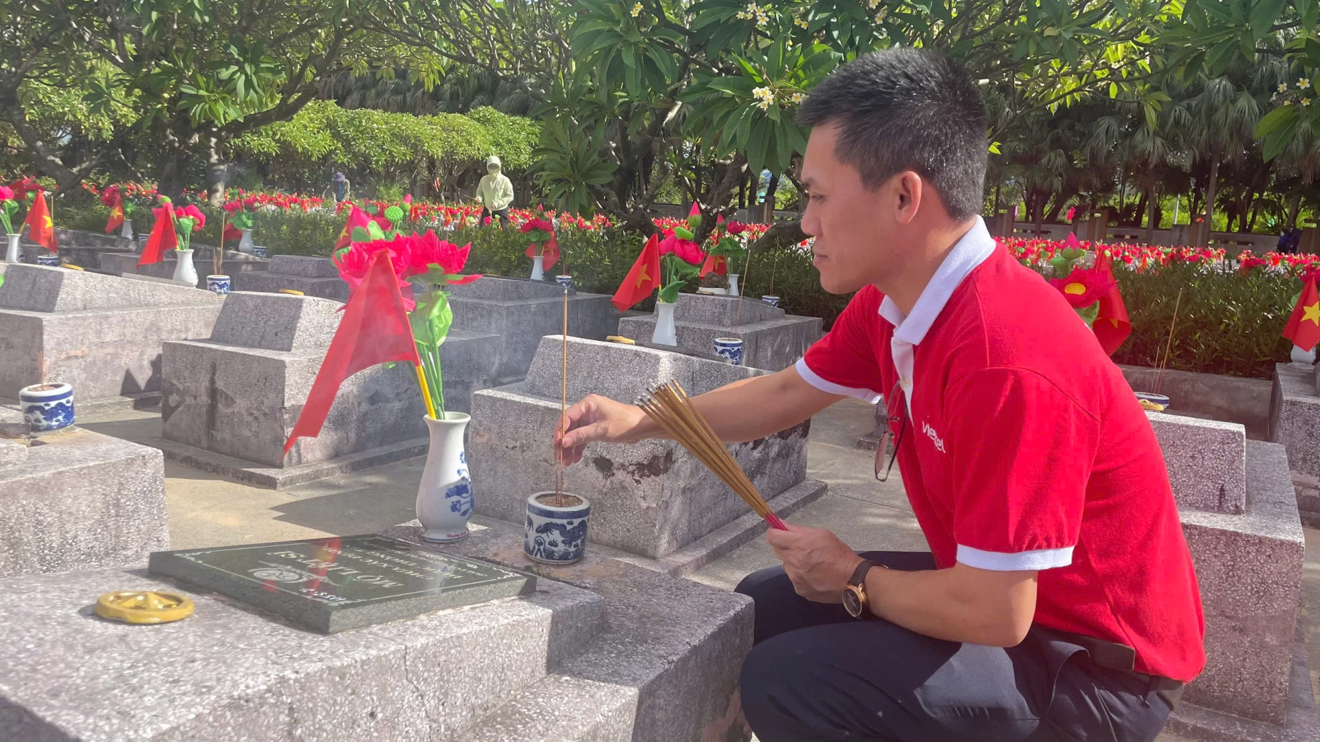 Các đoàn viên, thanh niên thắp hương lên các phần mộ - Ảnh: LT