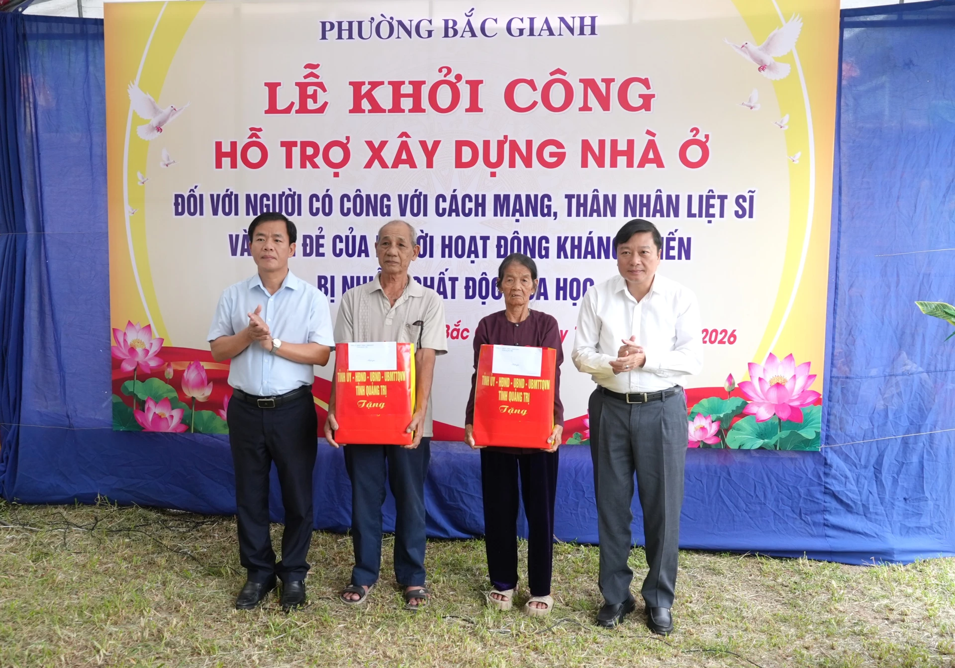 Đồng chí Nguyễn Văn Phương, Bí thư Tỉnh ủy và đồng chí Lê Hồng Vinh, Chủ tịch UBND tỉnh tặng quà cho các gia đình chính sách của phường Bắc Gianh - Ảnh: T.Đ
