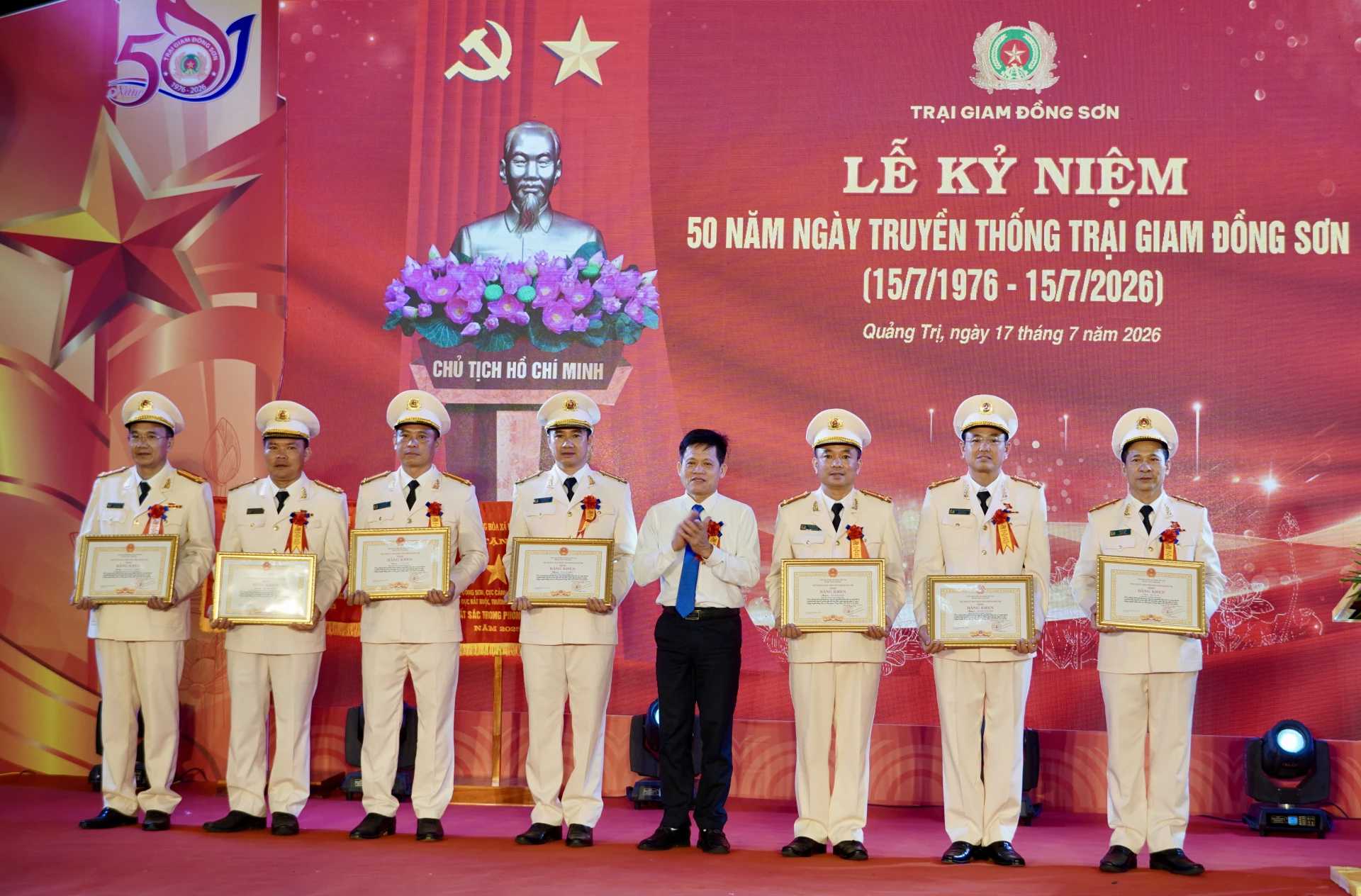 Những cá nhân đạt thành tích xuất sắc trong công tác nhận Bằng khen của Chủ tịch UBND tỉnh - Ảnh: H.N