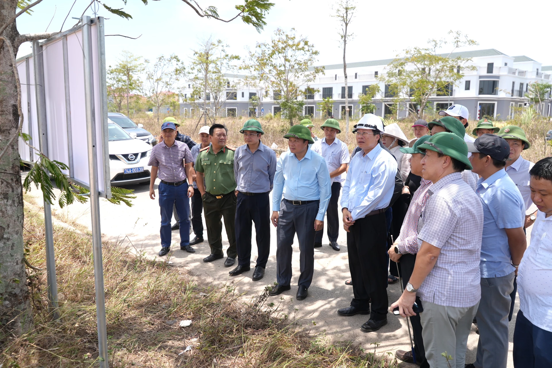 Đồng chí Lê Hồng Vinh, Chủ tịch UBND tỉnh kiểm tra thực địa dự án Trường Chính trị Lê Duẩn - Ảnh: T.Đ