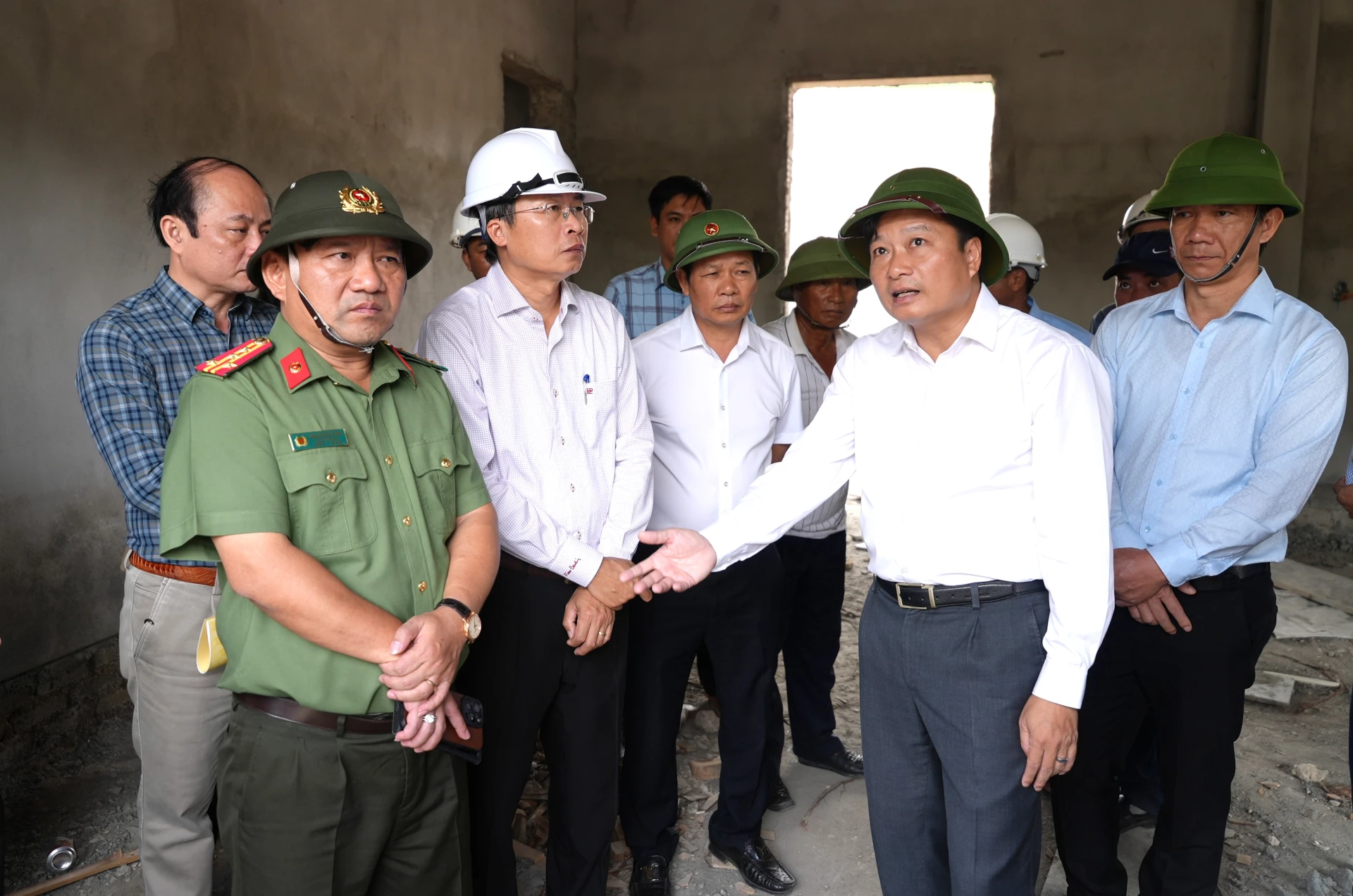 Đồng chí Lê Hồng Vinh, Chủ tịch UBND tỉnh yêu cầu Công an tỉnh kiểm tra việc chấp hành các quy định của pháp luật trong quá trình thi công dự án - Ảnh: T.Đ
