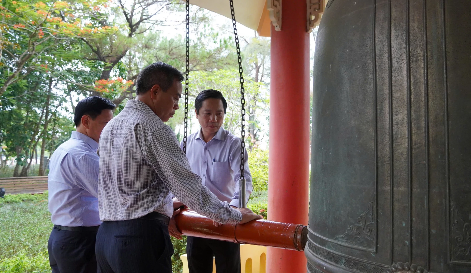 Lãnh đạo tỉnh thỉnh chuông tại Nghĩa trang Liệt sĩ quốc gia Trường Sơn - Ảnh: Mỹ Nhị 