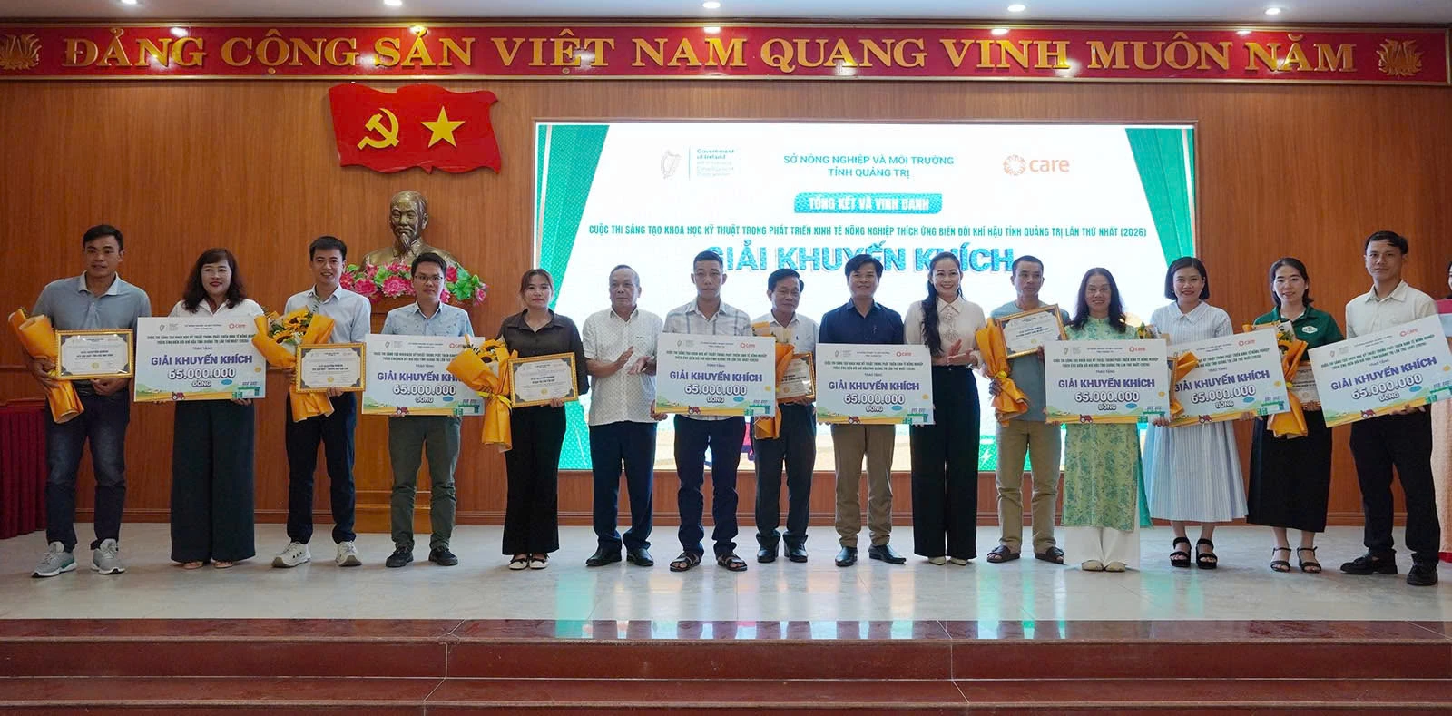 Ban tổ chức trao giải khuyến khích cho các đơn vị - Ảnh: H.N