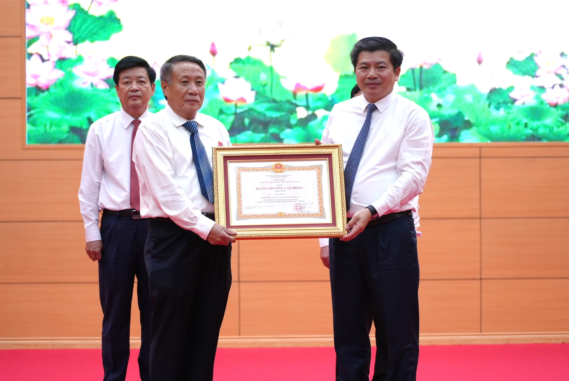 Đồng chí Trần Vũ Khiêm, Phó Bí thư Thường trực Tỉnh ủy trao Huân chương Lao động hạng Nhất của Chủ tịch nước cho đồng chí Hà Sỹ Đồng, nguyên Quyền Chủ tịch UBND tỉnh Quảng Trị (cũ) - Ảnh: T.Đ