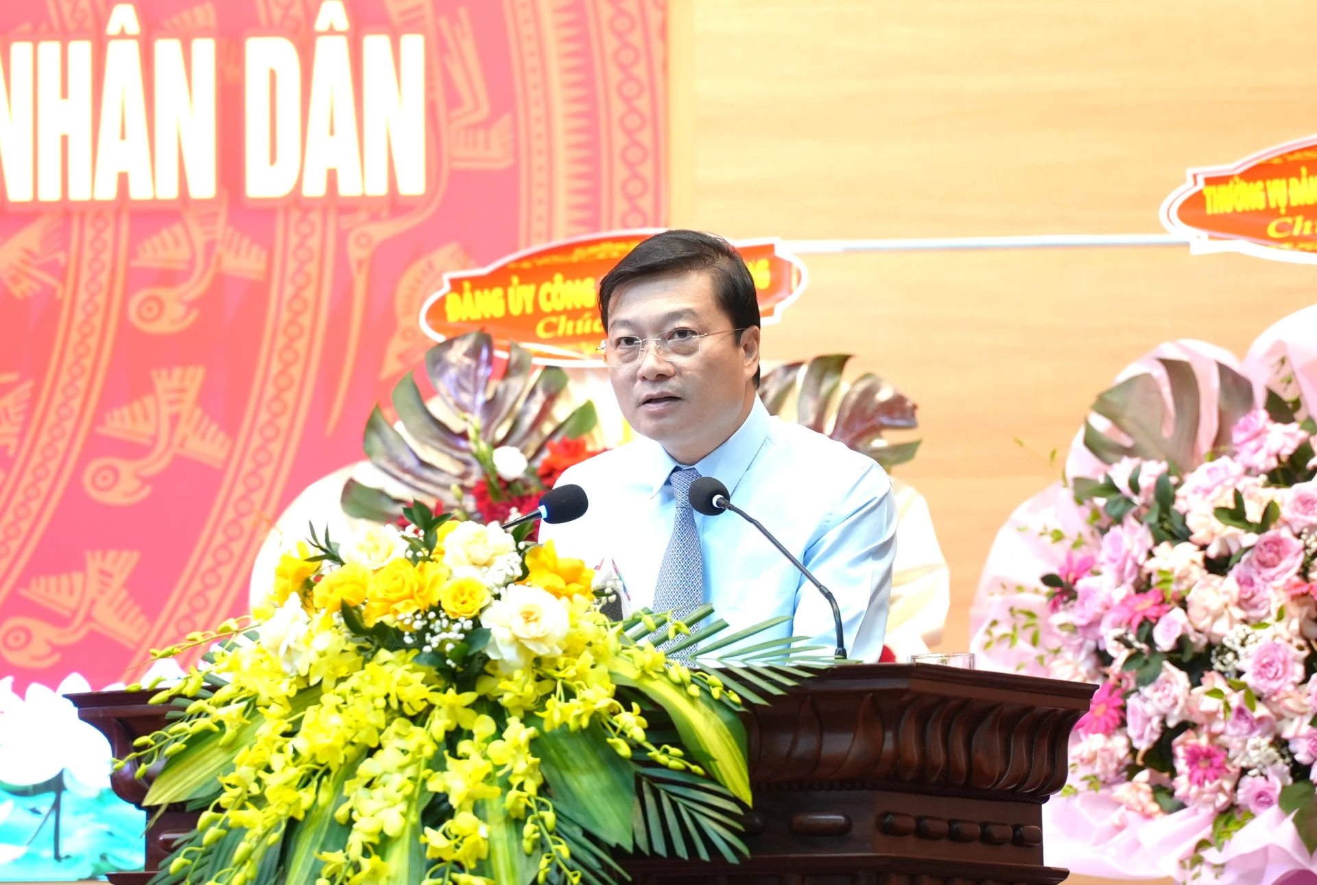 Đồng chí Lê Hồng Vinh, Chủ tịch UBND tỉnh biểu dương những chiến công, thành tích của lực lượng An ninh, Công an tỉnh - Ảnh: T.Đ