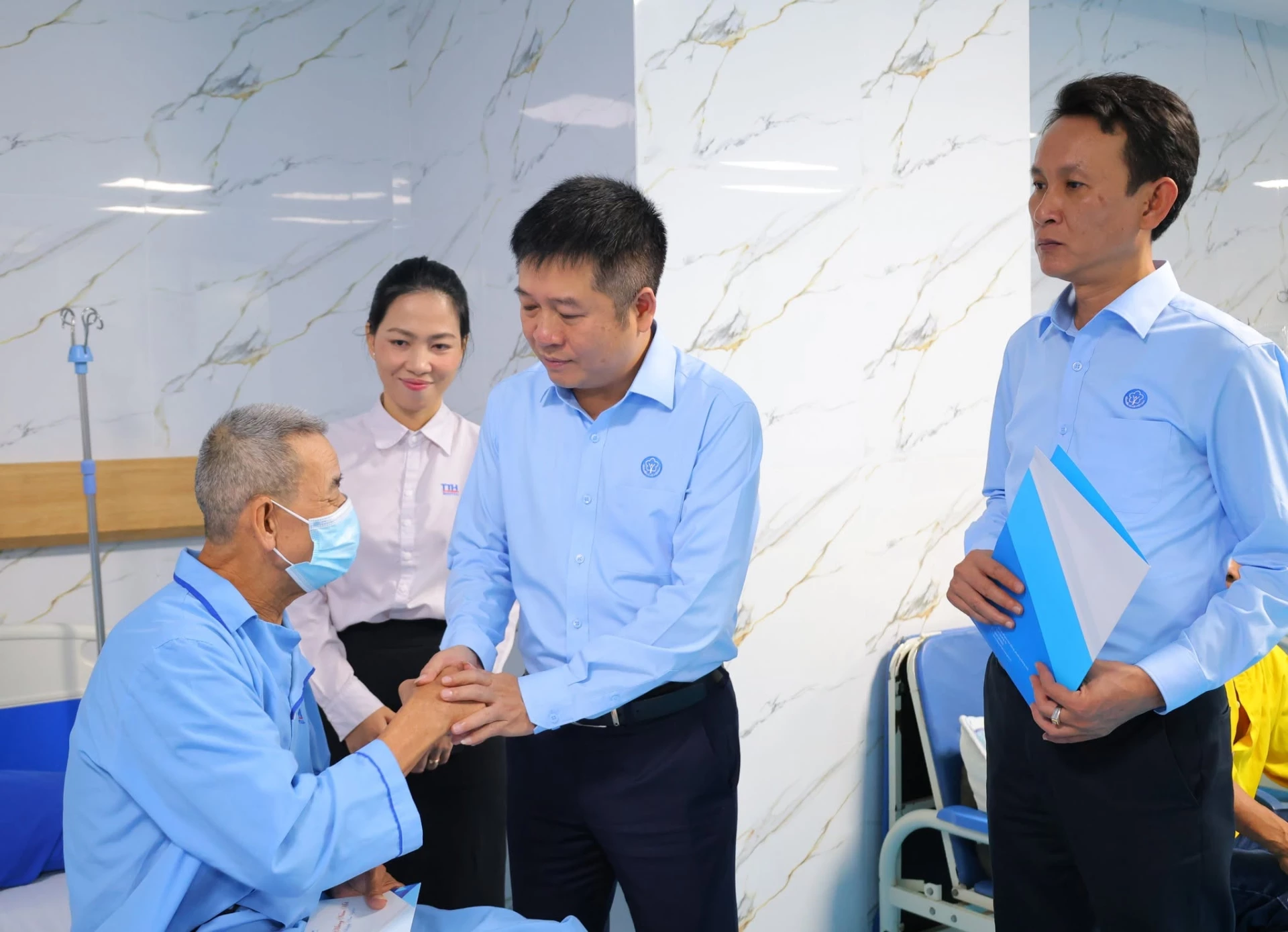 Lãnh đạo Bảo hiểm xã hội tỉnh thăm hỏi, động viên bệnh nhân có hoàn cảnh khó khăn đang điều trị nội trú tại các cơ sở y tế - Ảnh: M.H