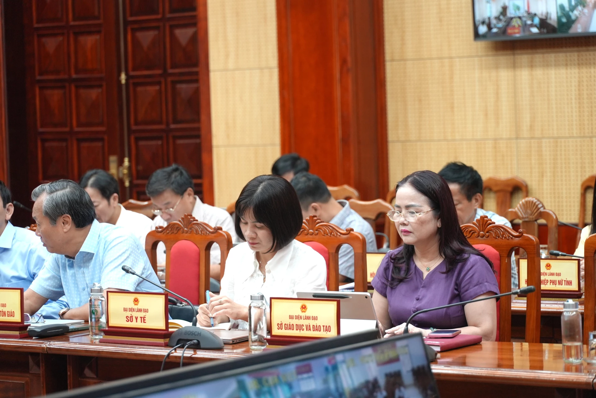 Các đại biểu tham dự phiên họp - Ảnh: T.Đ
