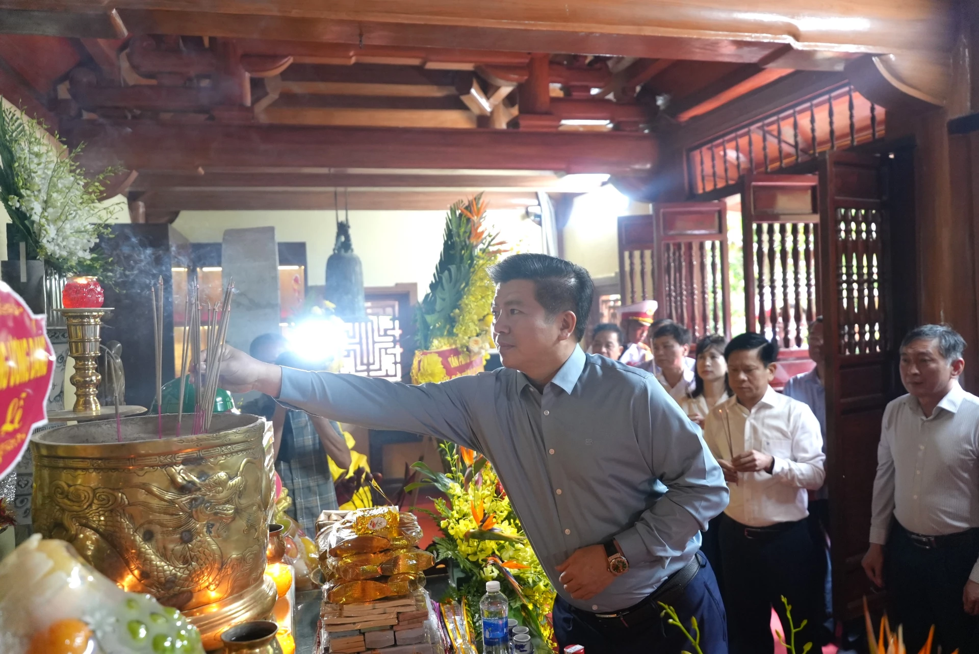 Đồng chí Trần Vũ Khiêm, Phó Bí thư Thường trực Tỉnh ủy, Trưởng Đoàn ĐBQH tỉnh dâng hương tại Đền tưởng niệm các Anh hùng Liệt sĩ đường 20 Quyết thắng - Ảnh: T.Đ