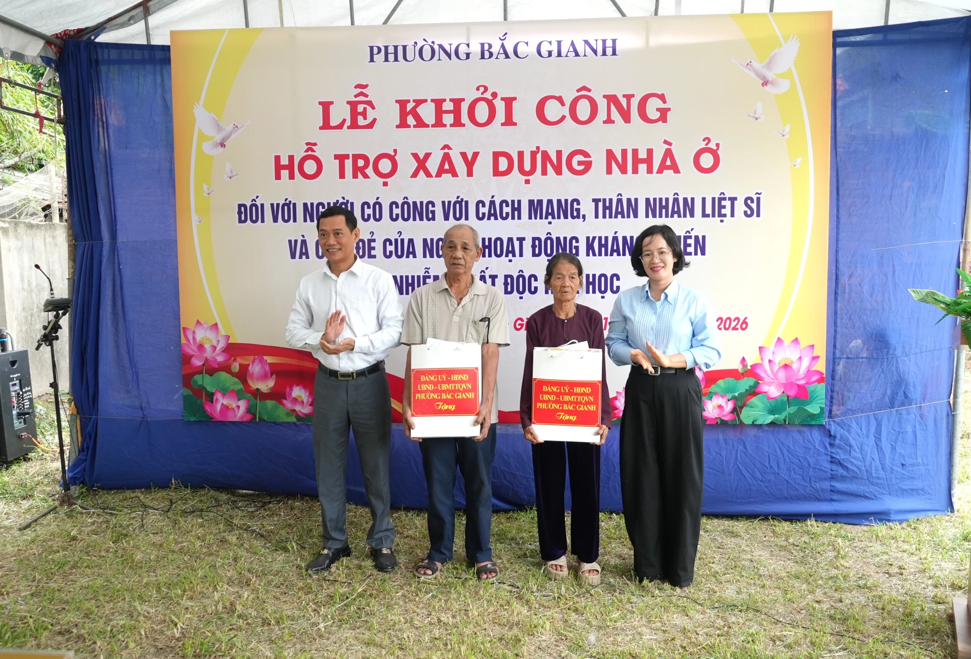 : Lãnh đạo phường Bắc Gianh tặng quà cho các gia đình chính sách của phường - Ảnh: T.Đ