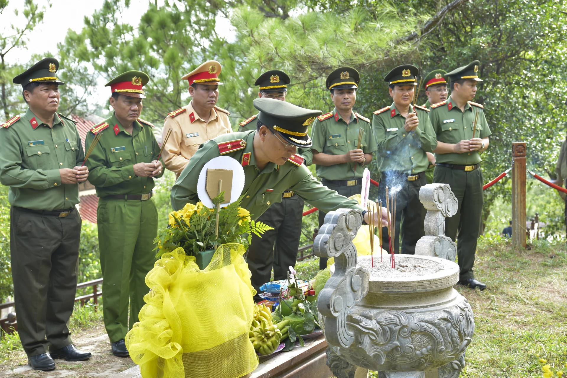 Đồng chí Thiếu tướng Nguyễn Thanh Liêm, Giám đốc Công an tỉnh cùng đoàn công tác tưởng niệm, tri ân các anh hùng liệt sĩ - Ảnh: N.Q.V