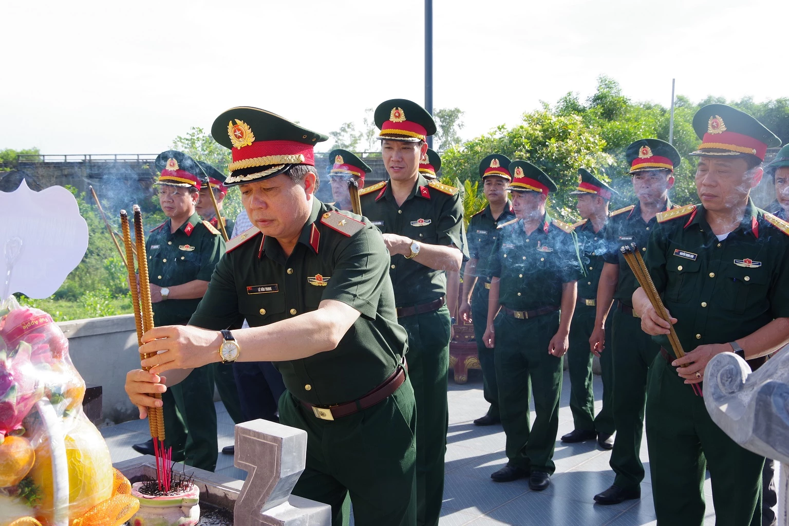 Thiếu tướng Lê Văn Trung, Phó Chính ủy Quân khu, Trưởng Ban Chỉ đạo tìm kiếm, quy tập và xác định danh tính hài cốt liệt sĩ Quân khu 4 làm trưởng đoàn đến đến dâng hương, dâng hoa tưởng niệm các Anh hùng liệt sĩ tại Đền thờ Liệt sĩ Trung đoàn 88, Sư đoàn 308 ở Câu Nhi