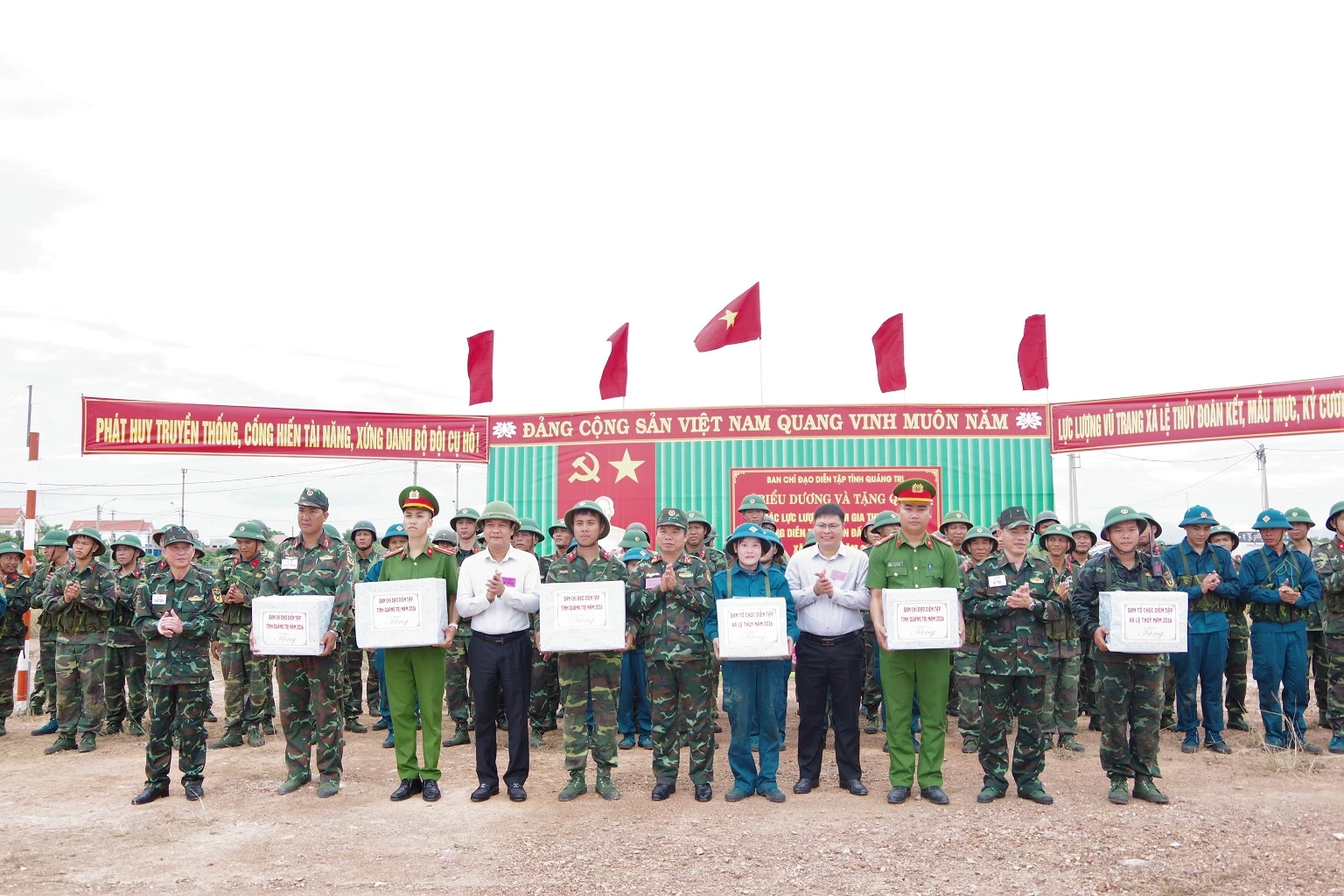 Ban Chỉ đạo diễn tập tỉnh biểu dương, tặng quà các lực lượng tham gia thực binh và đánh giá cuộc diễn tập chiến đấu phòng thủ xã Lệ Thủy năm 2026 - Ảnh: X.D