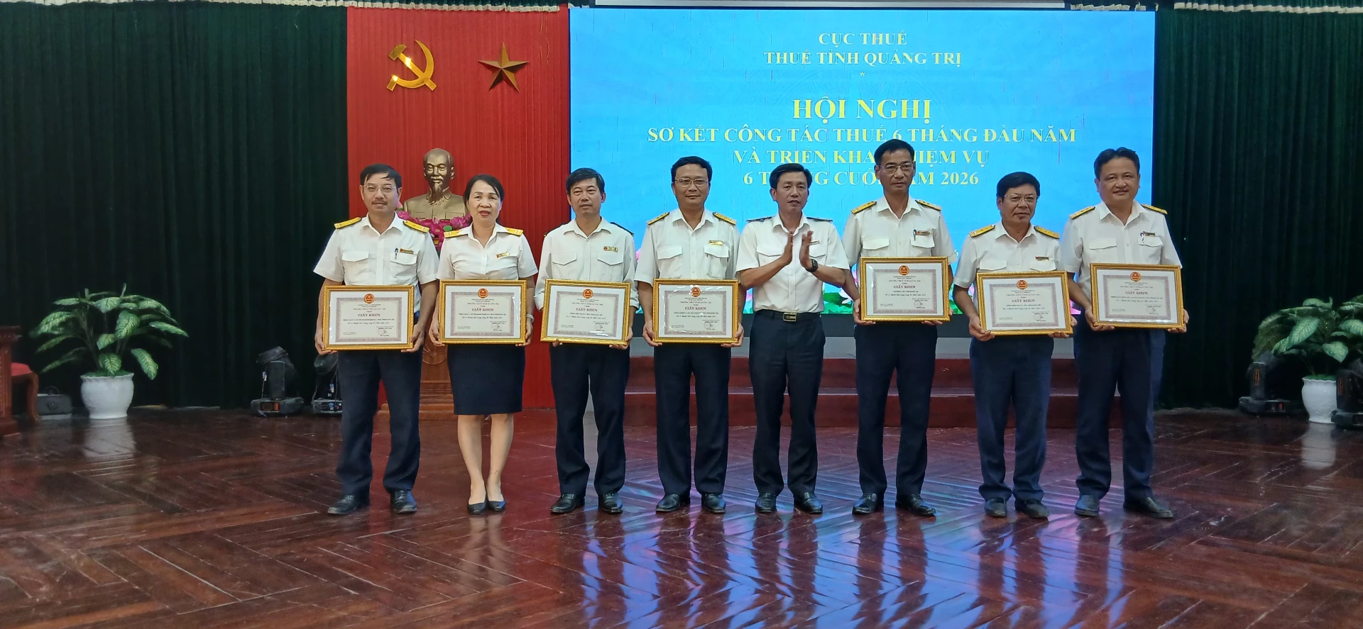 Ảnh: H.Đ Trao Giấy khen của Trưởng Thuế tỉnh Quảng Trị cho 15 tập thể có thành tích xuất sắc trong công tác Thuế năm 2025.