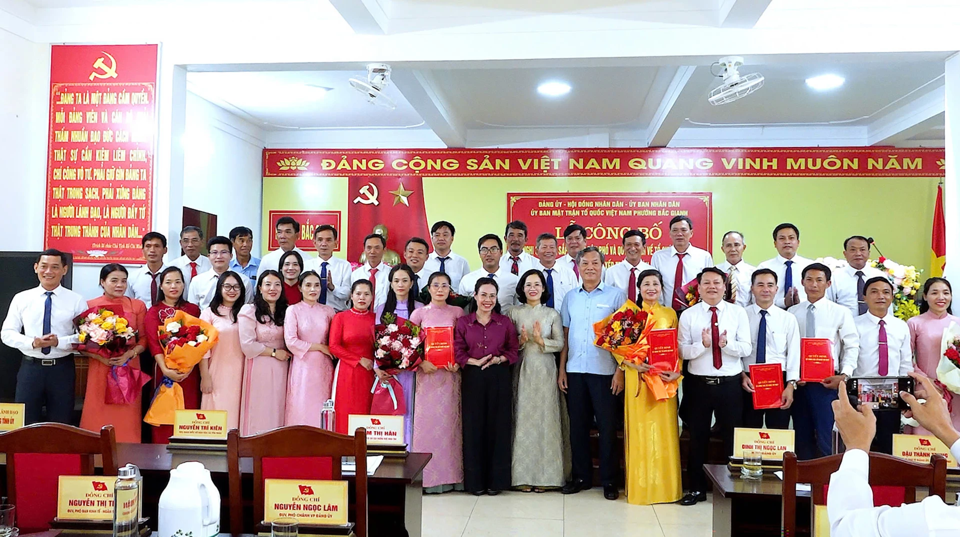 Đồng chí Phạm Thị Hân chúc mừng đội ngũ cán bộ các tổ dân phố mới sau lễ công bố các quyết định sáp nhập, kiện toàn tổ chức ở cơ sở - Ảnh: N.M