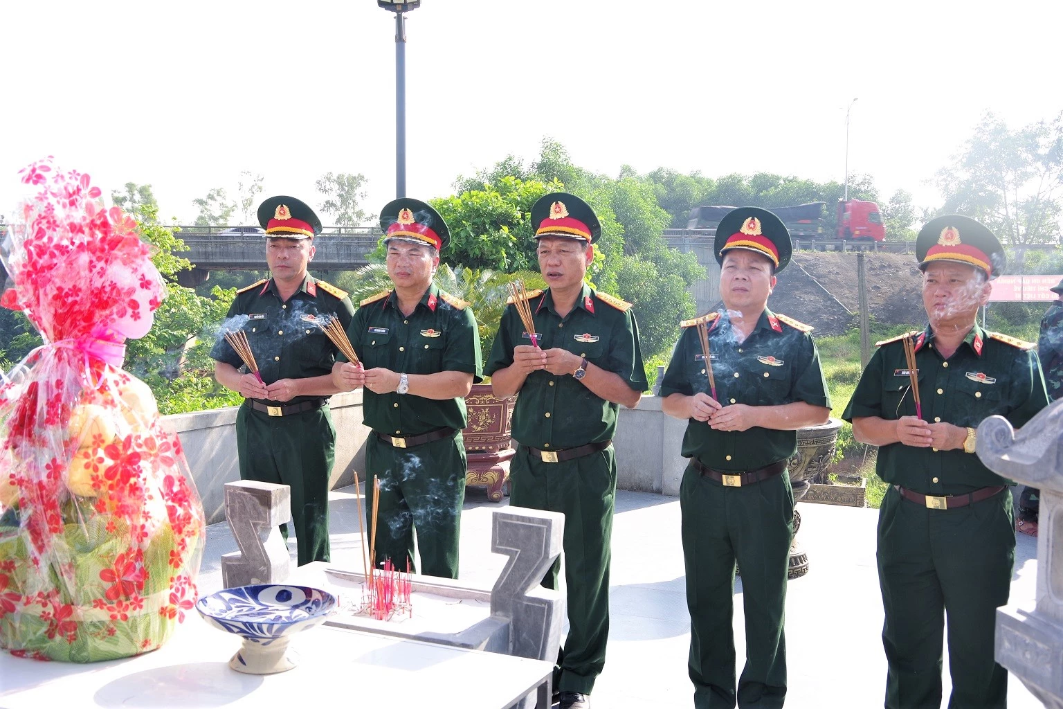 Đoàn công tác Bộ CHQS tỉnh Quảng Trị đã thành kính dâng hương, dâng
hoa tưởng niệm các anh hùng liệt sĩ tại Đền thờ Liệt sĩ Trung đoàn 88, Sư đoàn
308 ở khu vực Câu Nhi, xã Nam Hải Lăng.