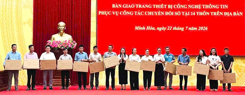 Lãnh đạo UBND xã Minh Hóa bàn giao thiết bị công nghệ thông tin cho các thôn - Ảnh: C.T