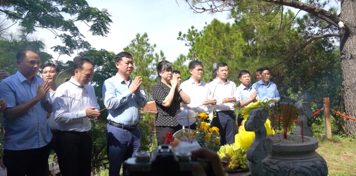 Đoàn công tác Bộ Y tế dâng hương tưởng niệm Đại tướng Võ Nguyên Giáp