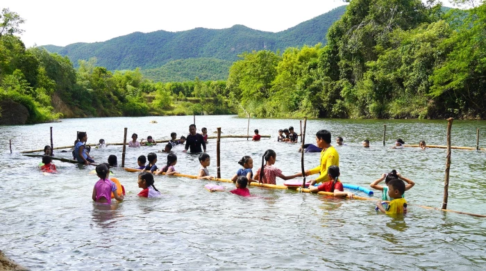 Học bơi trên sông