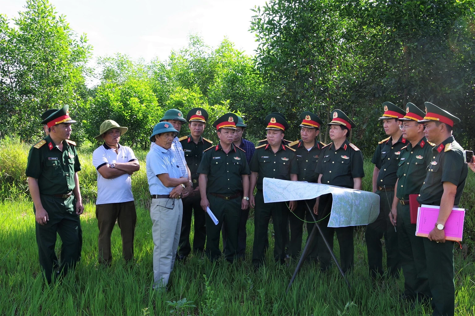 Đoàn công tác Quân khu 4 do Thiếu tướng Lê Văn Trung, Phó Chính ủy Quân khu, Trưởng Ban Chỉ đạo tìm kiếm, quy tập và xác định danh tính hài cốt liệt sĩ Quân khu 4 làm trưởng đoàn đã khảo sát thực địa tại khu vực Câu Nhi, xã Nam Hải Lăng, tỉnh Quảng Trị