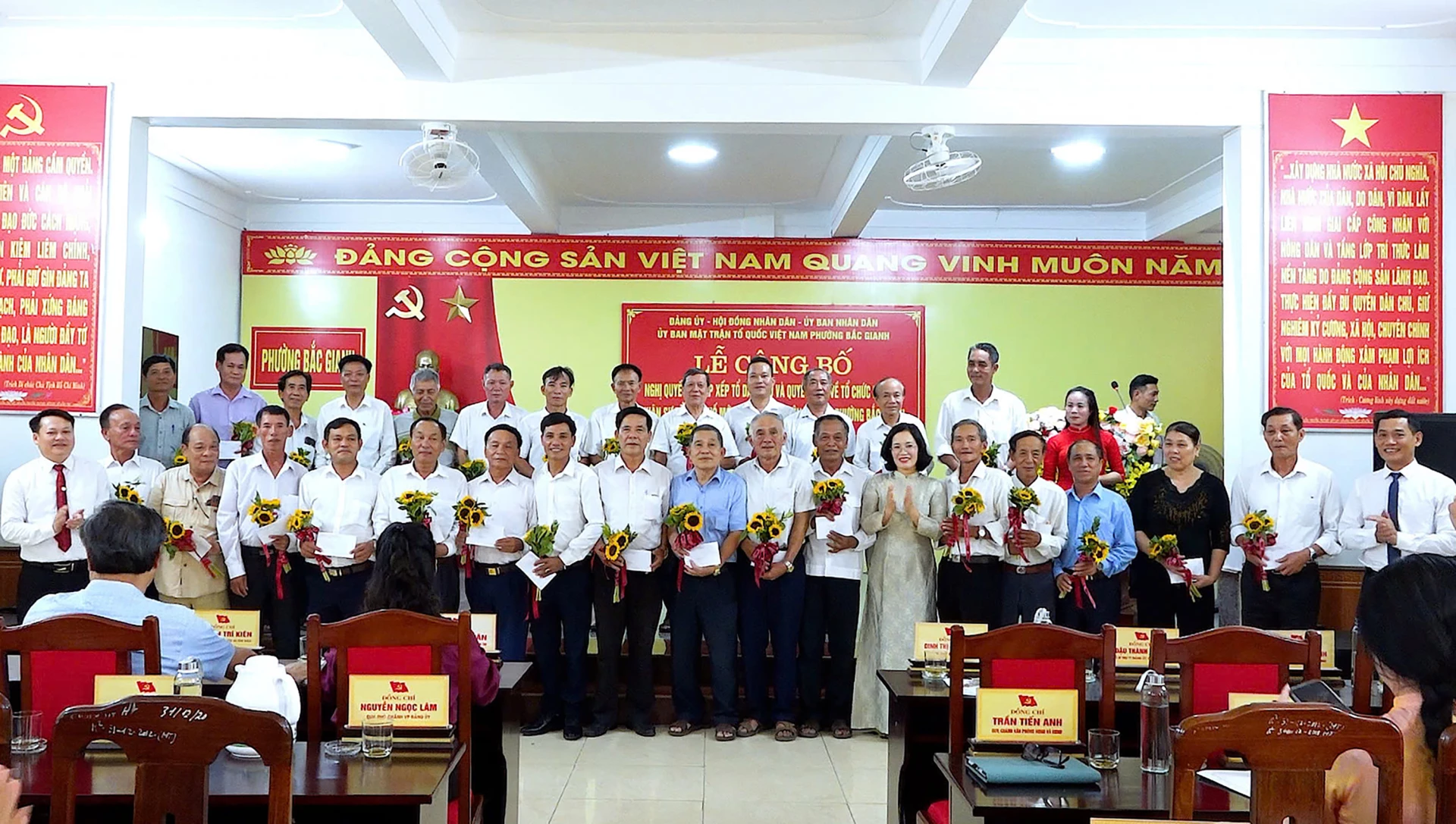Các đồng chí lãnh đạo phường Bắc Gianh trao quyết định và chúc mừng cán bộ các tổ dân phố mới sau lễ công bố các quyết định sáp nhập, kiện toàn tổ chức ở cơ sở - ẢNh: N.M