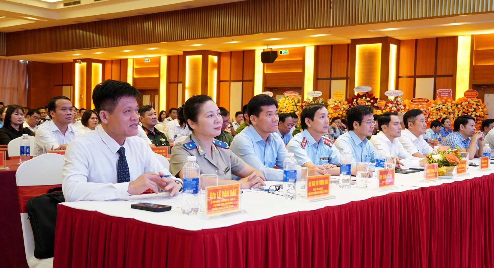 Các đại biểu dự buổi lễ - Ảnh: C.H