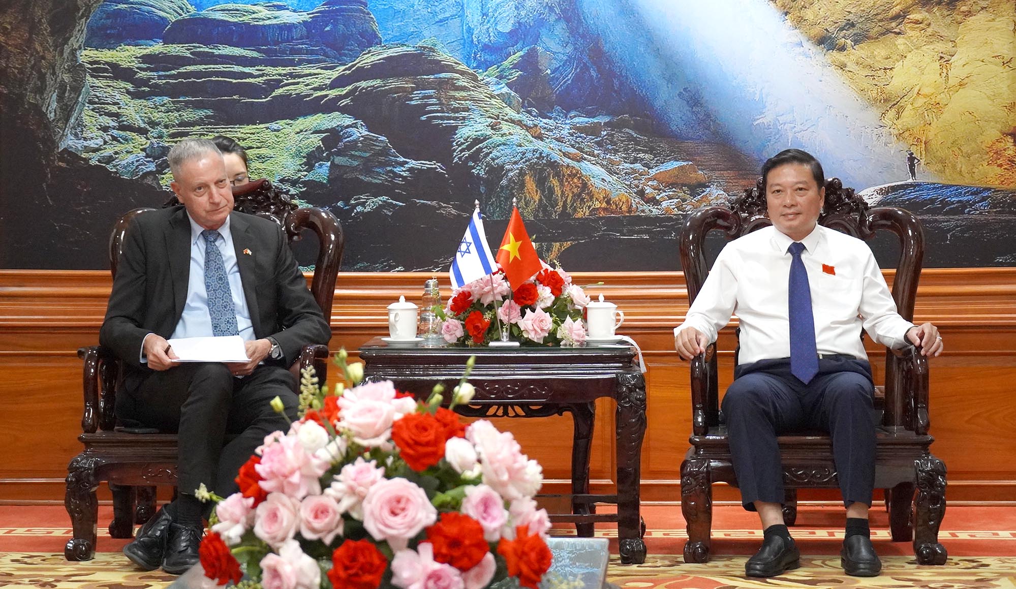Đồng chí Chủ tịch UBND tỉnh Lê Hồng Vinh tiếp xã giao Đại sứ Israel tại Việt Nam - Ảnh: C.H