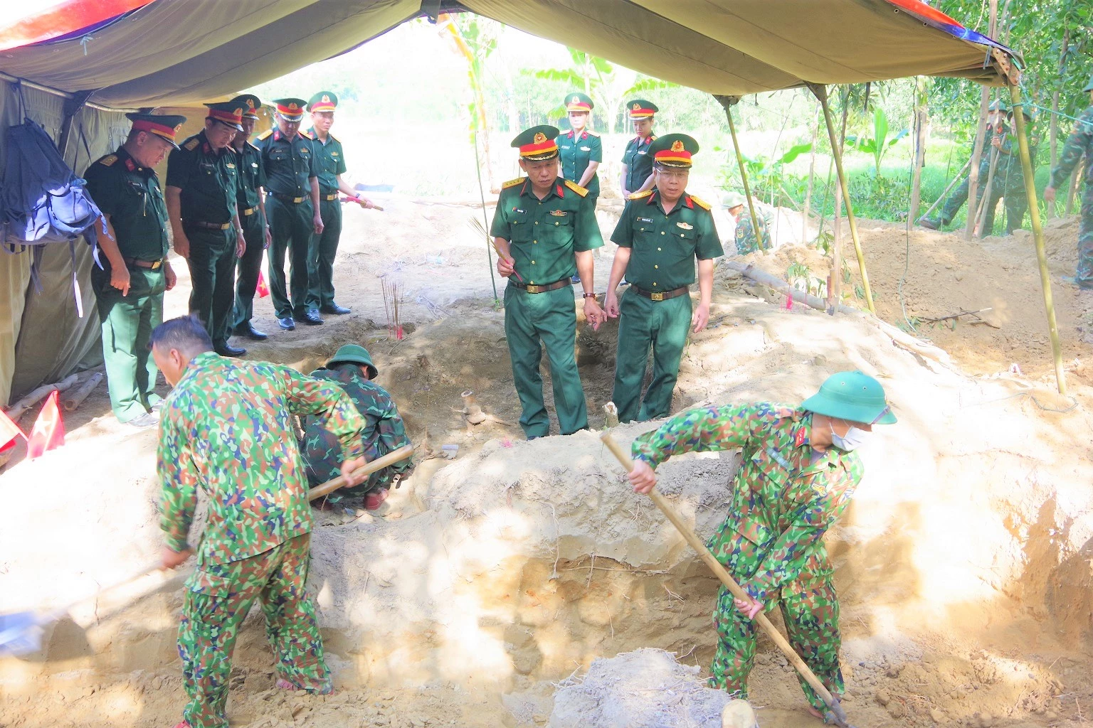 Đoàn công tác Bộ CHQS tỉnh Quảng Trị do Đại tá Phan Thắng, Ủy viên
Ban Thường vụ Tỉnh ủy, Phó Bí thư Đảng ủy Quân sự tỉnh, Chỉ huy trưởng Bộ
CHQS tỉnh làm Trưởng đoàn đã đến kiểm tra, thăm, động viên cán bộ, nhân viên
Đội 584, Đội 589, Phòng Chính trị, Bộ CHQS tỉnh cùng các lực lượng đang thực
hiện nhiệm vụ tìm kiếm, quy tập hài cốt liệt sĩ tại khu vực Câu Nhi, xã Nam Hải
Lăng, tỉnh Quảng Trị.