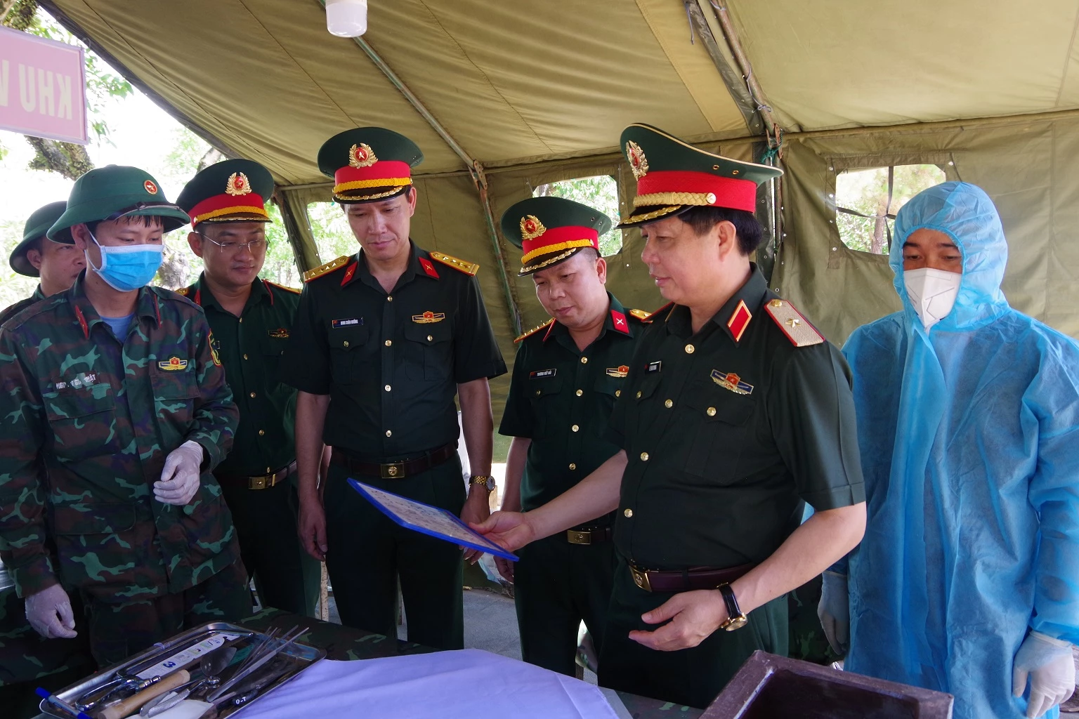 kiểm tra, thăm hỏi, động viên và tặng quà các lực lượng đang thực hiện nhiệm vụ lấy mẫu, số hóa thông tin và bàn giao mẫu hài cốt liệt sĩ tại Nghĩa trang Liệt sĩ Quốc gia Đường 9 - Ảnh: X.D