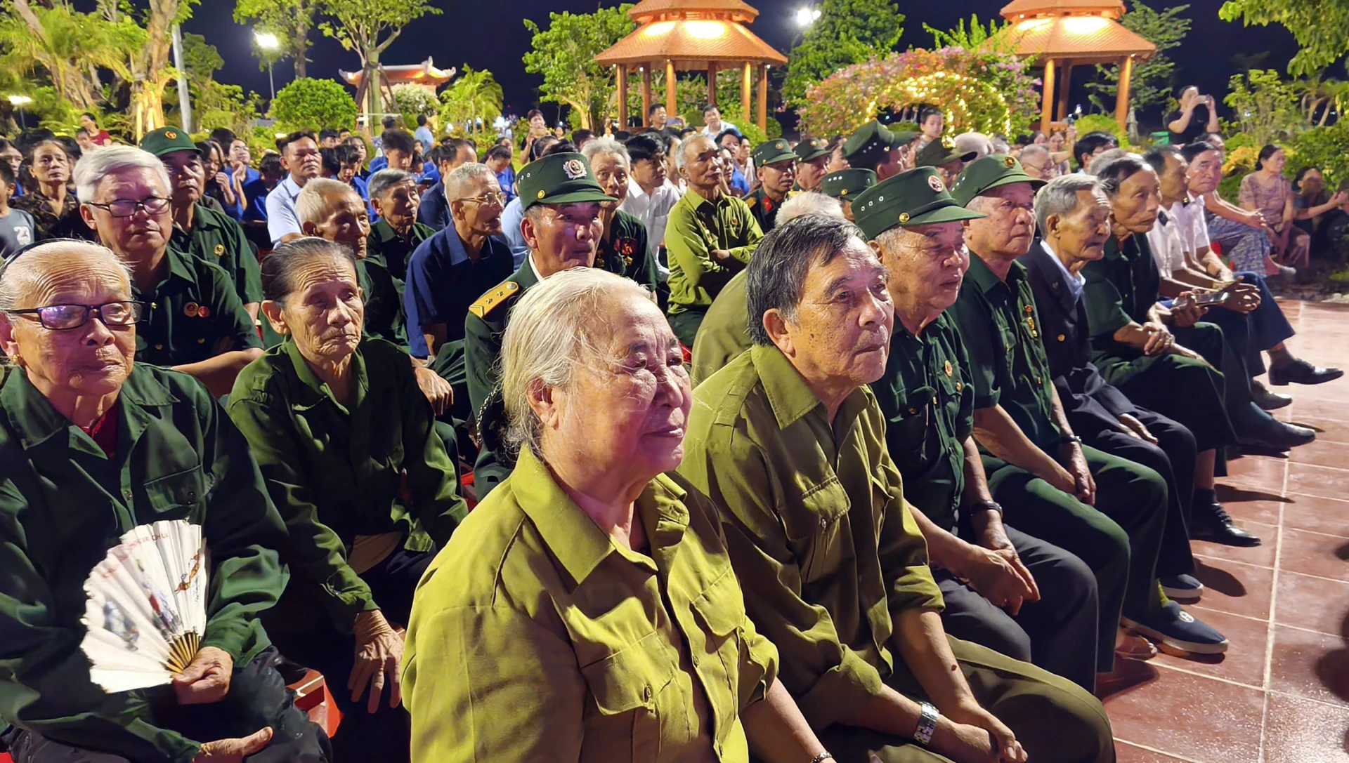 Các thương binh, bệnh binh, thân nhân liệt sĩ tham dự chương trình - Ảnh: N.M