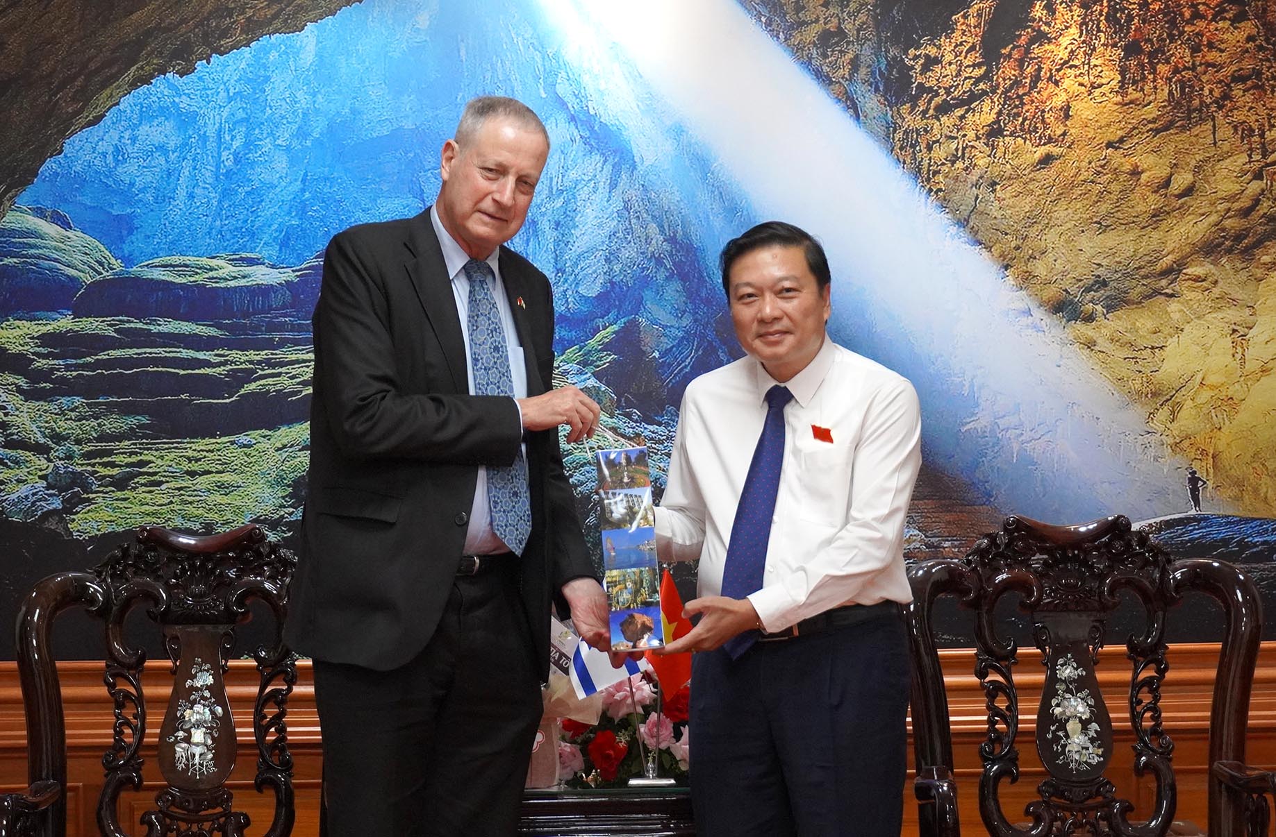 Ngài đại sứ Israel tại Việt Nam Yaron Mayer tặng quà đồng chí Chủ tịch UBND tỉnh Lê Hồng Vinh - Ảnh: C.H