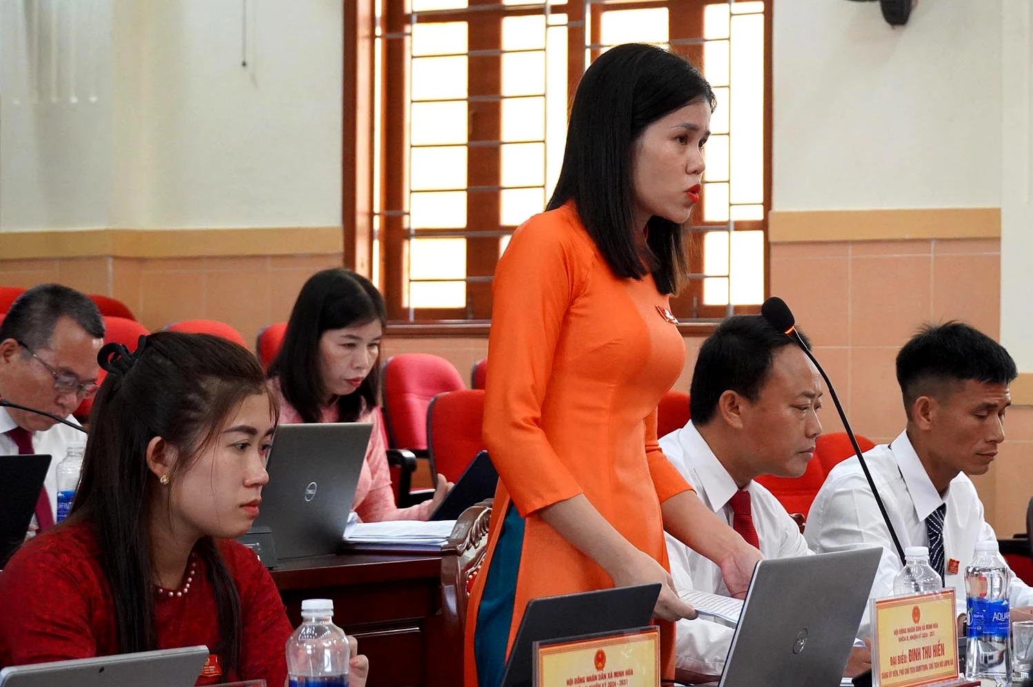Đại biểu HĐND xã chất vấn lãnh đạo chính quyền địa phương - Ảnh: C.H