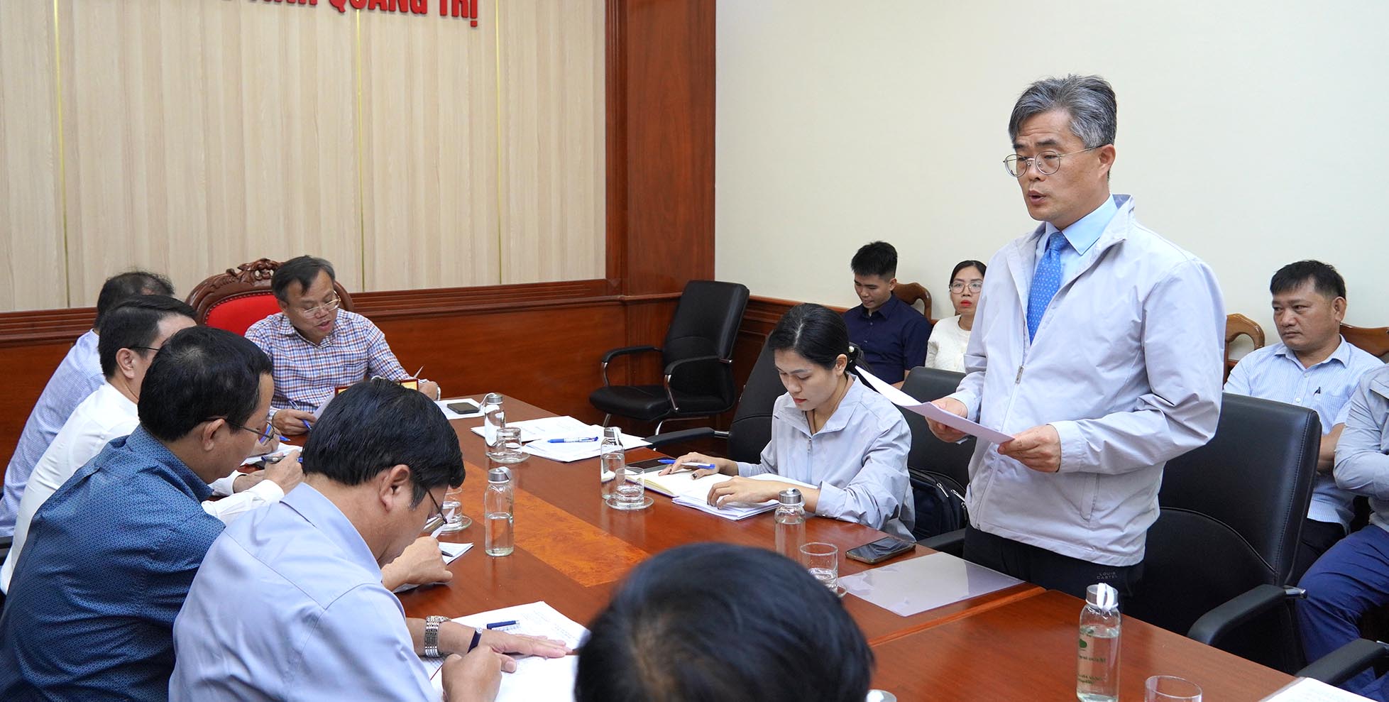 Đại diện lãnh đạo Công ty Cổ phần Tái chế Giấy Quảng Bình trình bày khó khăn, vướng mắc - Ảnh: C.H