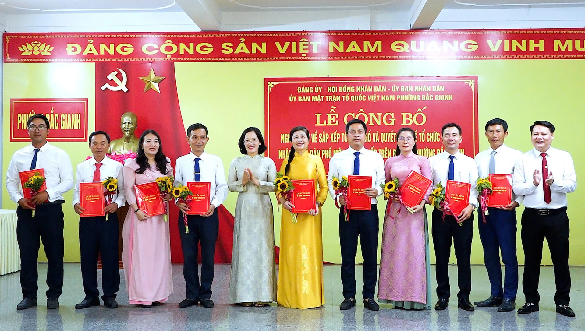 Các đồng chí lãnh đạo phường Bắc Gianh trao quyết định và chúc mừng cán bộ các tổ dân phố mới sau lễ công bố các quyết định sáp nhập, kiện toàn tổ chức ở cơ sở - ẢNh: N.M