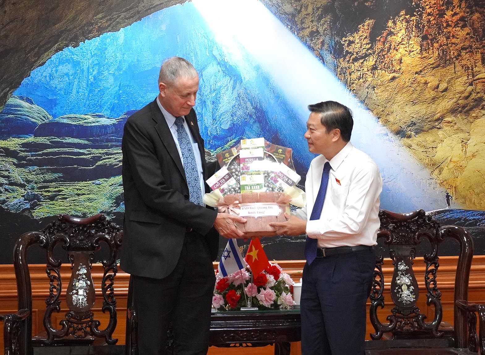 Đồng chí Chủ tịch UBND tỉnh Lê Hồng Vinh tặng quà lưu niệm cho Ngài đại sứ Israel tại Việt Nam - Ảnh: C.H