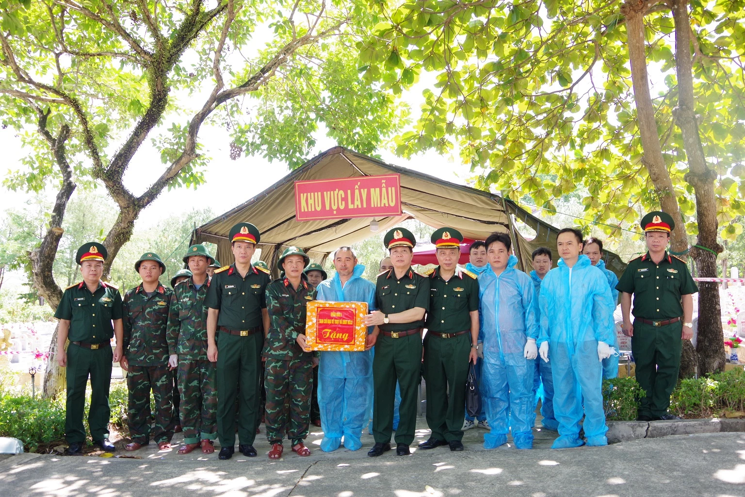 Thiếu tướng Lê Văn Trung, Phó Chính ủy Quân khu, Trưởng Ban Chỉ đạo tìm kiếm, quy tập và xác định danh tính hài cốt liệt sĩ Quân khu 4 làm trưởng đoàn đến kiểm tra, thăm hỏi, động viên và tặng quà các lực lượng đang thực hiện nhiệm vụ lấy mẫu, số hóa thông tin và bàn giao mẫu hài cốt liệt sĩ tại Nghĩa trang Liệt sĩ Quốc gia Đường 9