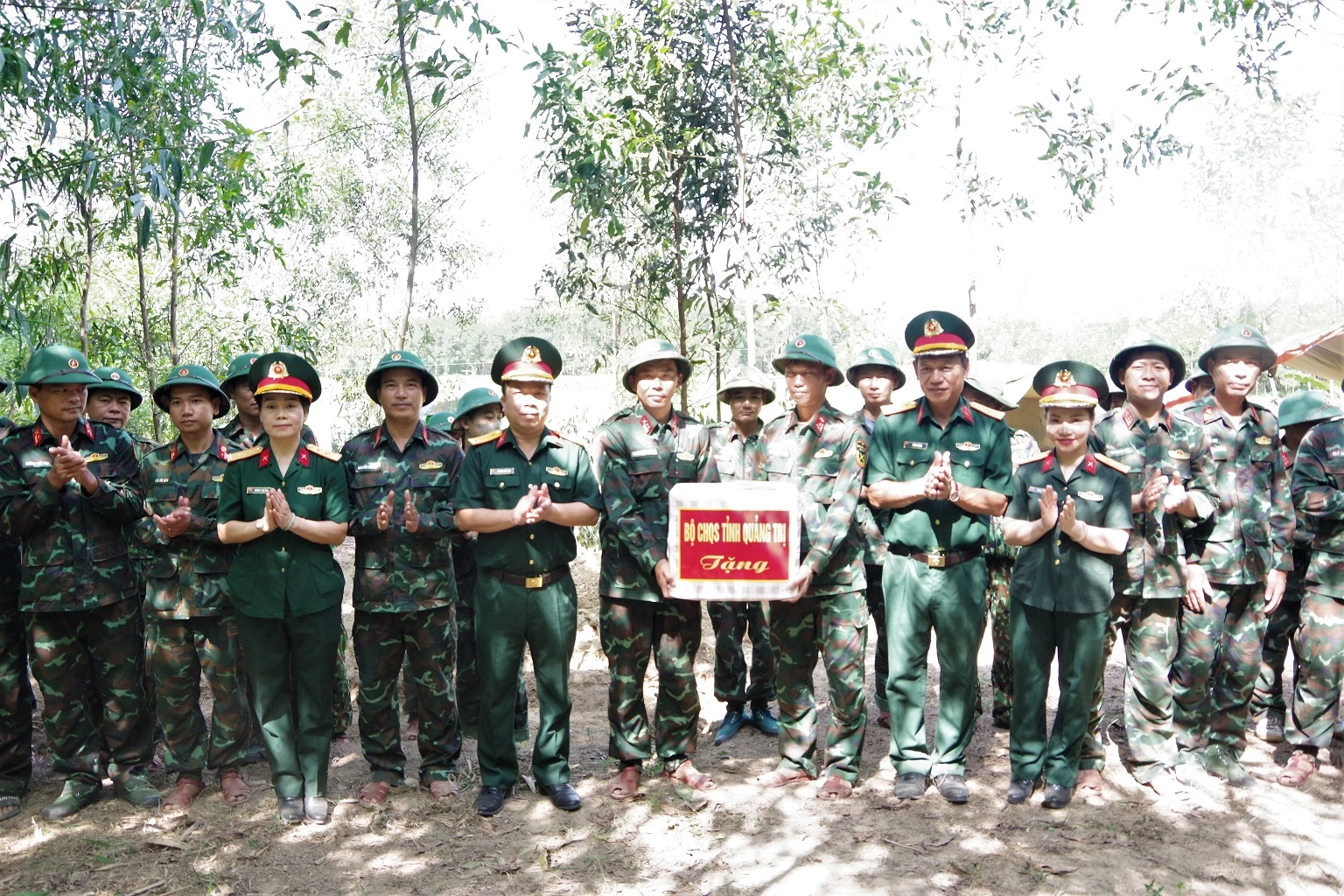 Đoàn công tác Bộ CHQS tỉnh Quảng Trị do Đại tá Phan Thắng, Ủy viên
Ban Thường vụ Tỉnh ủy, Phó Bí thư Đảng ủy Quân sự tỉnh, Chỉ huy trưởng Bộ
CHQS tỉnh làm Trưởng đoàn đã đến kiểm tra, thăm, động viên cán bộ, nhân viên
Đội 584, Đội 589, Phòng Chính trị, Bộ CHQS tỉnh cùng các lực lượng đang thực
hiện nhiệm vụ tìm kiếm, quy tập hài cốt liệt sĩ tại khu vực Câu Nhi, xã Nam Hải
Lăng, tỉnh Quảng Trị.