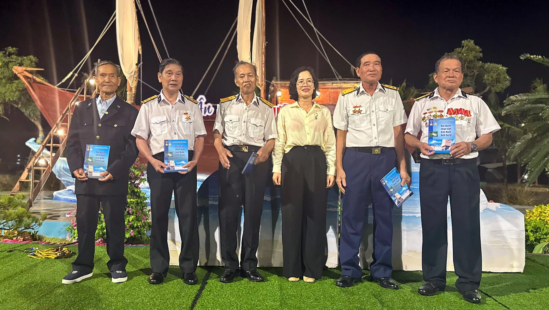 Đồng chí Đinh Thị Ngọc Lan, Bí thư Đảng ủy phường Bắc Gianh tặng quà cho các cựu chiến binh từng chiến đấu tại Bến phà Gianh - Ảnh: N.M