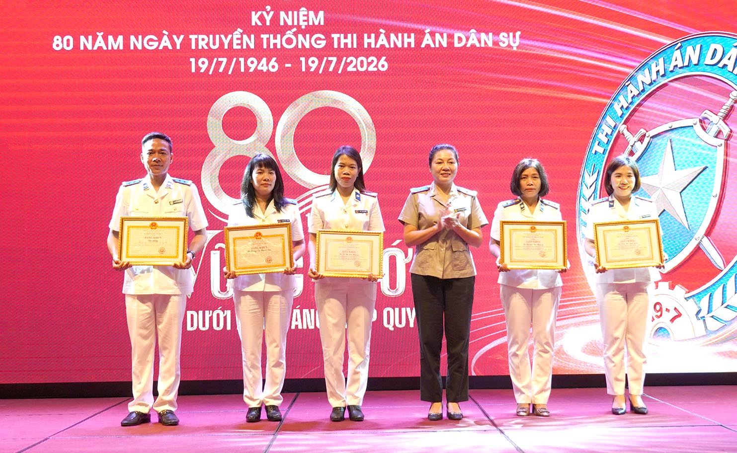 Trao bằng khen của Bộ trưởng Bộ Tư pháp cho các tập thể, cá nhân - ảnh: C.H