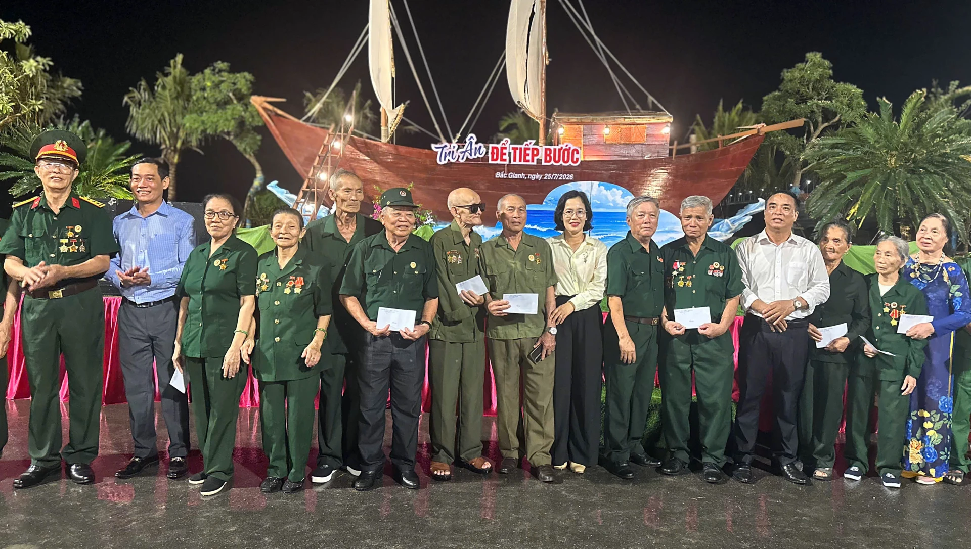 Lãnh đạo phường Bắc Gianh tặng quà cho các thương binh, bệnh binh, thân nhân liệt sĩ - Ảnh: N.M