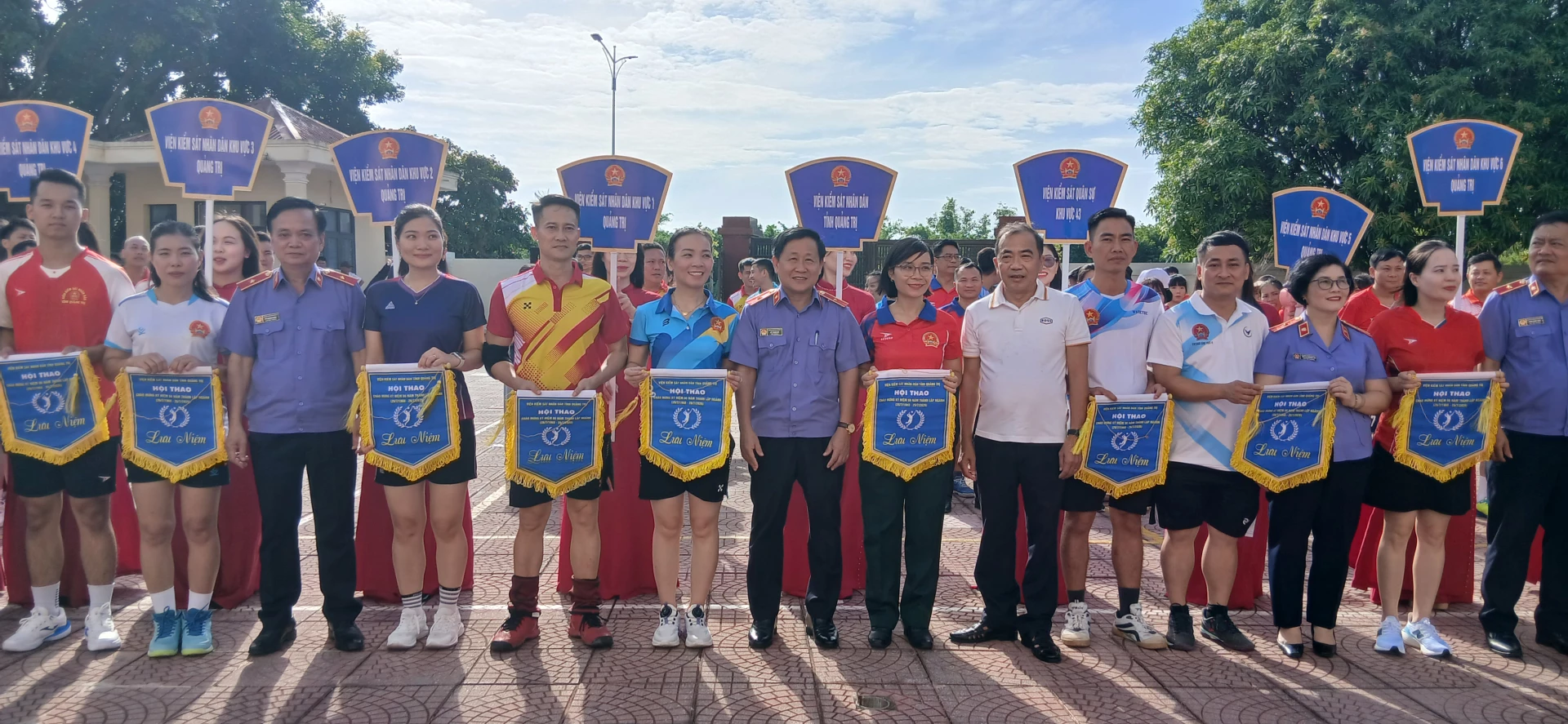 Ảnh: H.Đ Lãnh đạo Viện Kiểm sát Nhân dân tỉnh trao cờ lưu niệm cho các đoàn tham dự Hội thao.