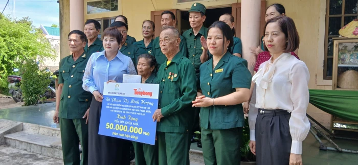 Hỗ trợ xây dựng 'Nhà nhân ái' và trao sổ tiết kiệm cho cựu thanh niên xung phong