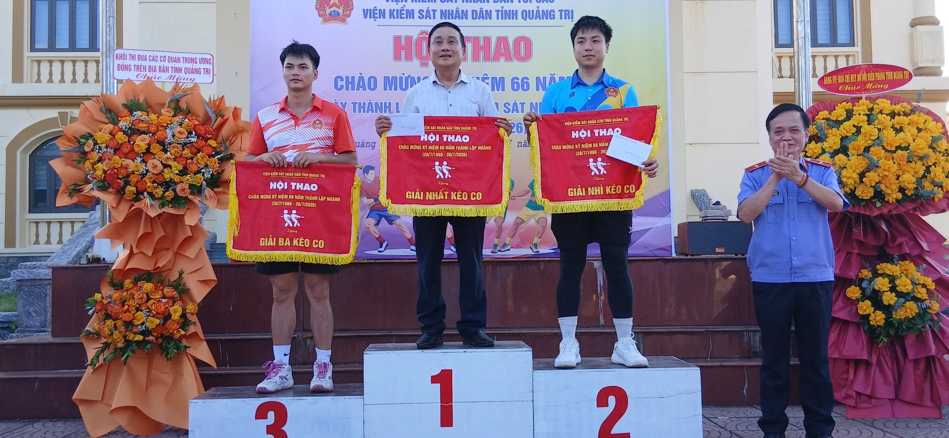 Ảnh: H.Đ Ban tổ chức trao cờ và phần thưởng cho các đội đạt thành tích cao ở môn thi đấu Kéo co tập thể.