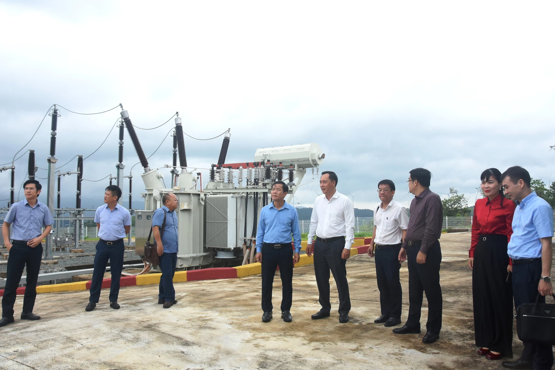 Đồng chí Bí thư Tỉnh ủy Nguyễn Văn Phương tham quan thực địa tại Nhà máy điện gió AMACCAO - Ảnh: Đ.V