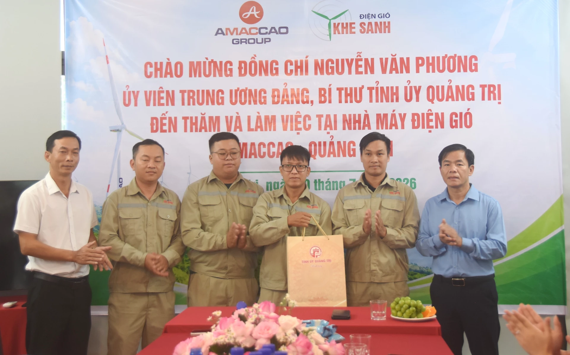 Đồng chí Bí thư Tỉnh ủy Nguyễn Văn Phương trao quà, động viên cán bộ, nhân viên Nhà máy điện gió AMACCAO - Ảnh: Đ.V