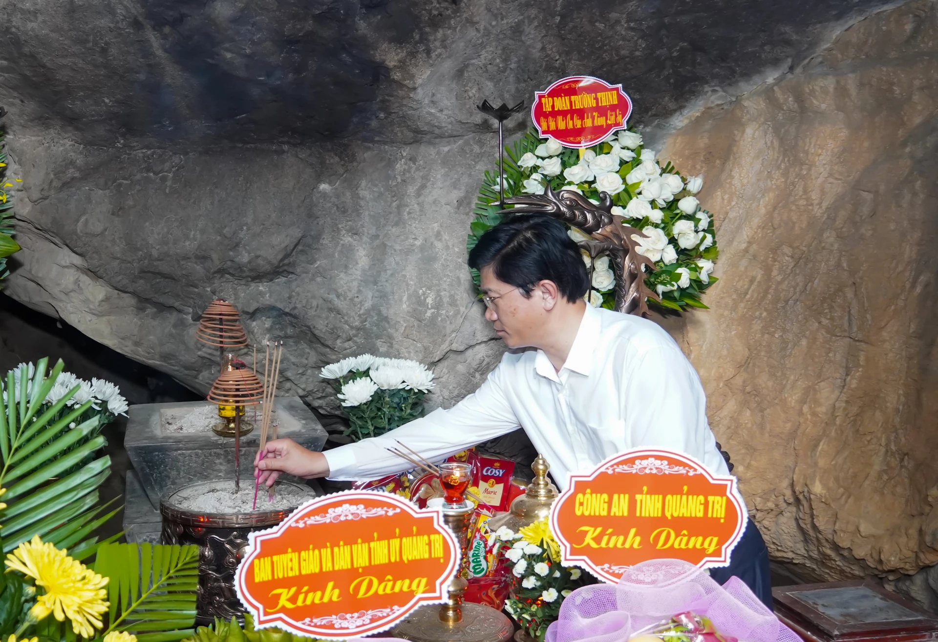 Đồng chí Trương An Ninh, Trưởng ban Tuyên giáo và Dân vận Tỉnh ủy và các thành viên trong đoàn dâng hương tri ân các anh hùng liệt sĩ - Ảnh: N.H
