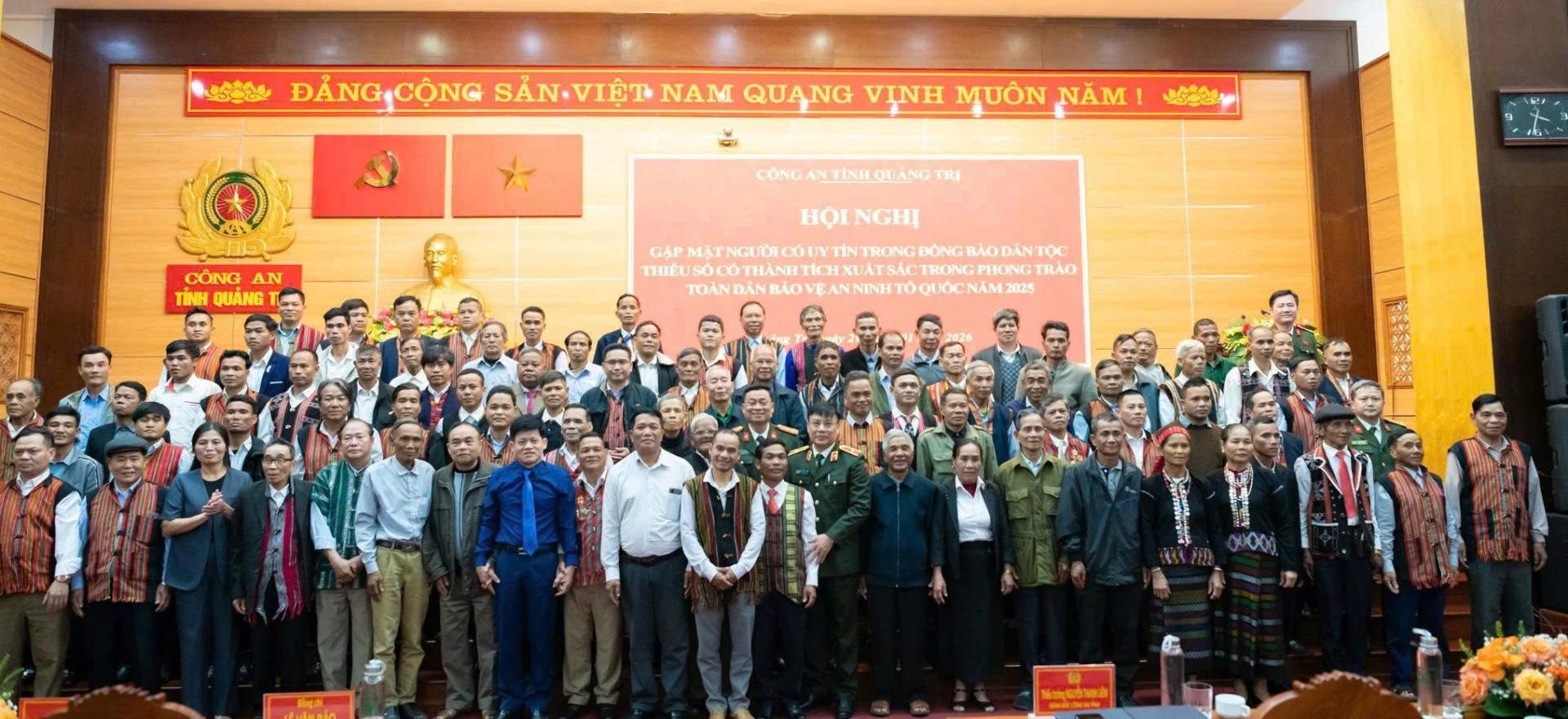 Công an tỉnh gặp mặt người có uy tín trong đồng bào dân tộc thiểu số có thành tích xuất sắc trong phong trào Toàn dân bảo vệ an ninh Tổ quốc năm 2025 - Ảnh: CAQT