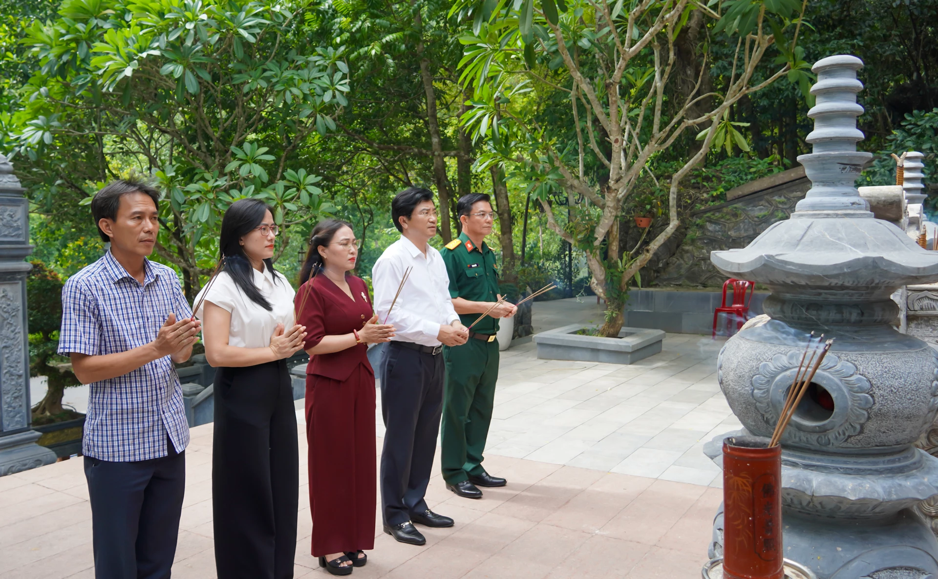 Đồng chí Trương An Ninh, Trưởng ban Tuyên giáo và Dân vận Tỉnh ủy và các thành viên trong đoàn dâng hương tri ân các anh hùng liệt sĩ - Ảnh: N.H