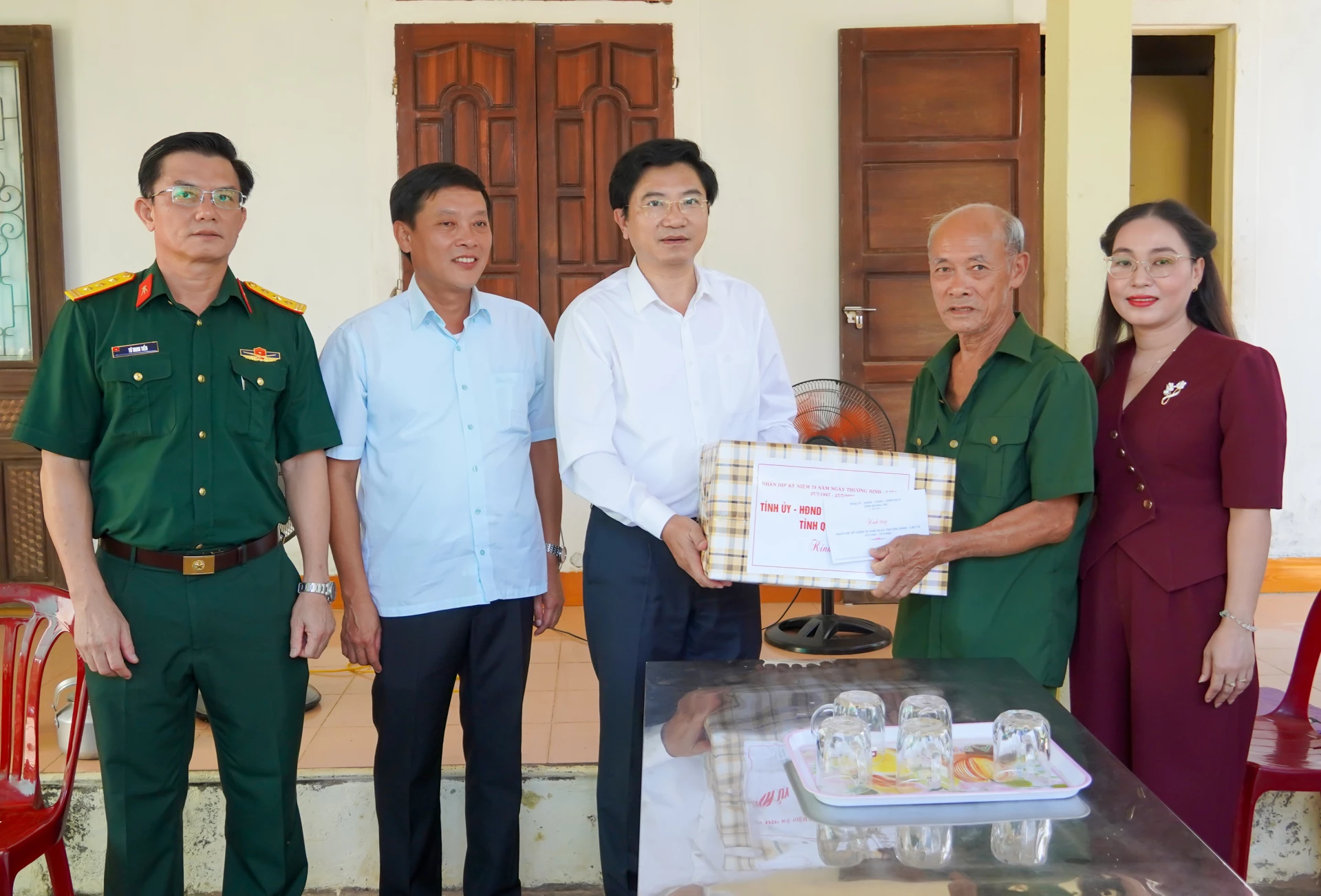 Đồng chí Trương An Ninh, Trưởng ban Tuyên giáo và Dân vận Tỉnh ủy thăm, tặng quà bệnh binh Nguyễn Sĩ Cư, ở thôn Tân Nẫm, xã Bố Trạch - Ảnh: N.H