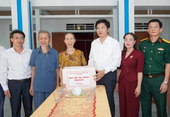 Đồng chí Trưởng ban Tuyên giáo và Dân vận Tỉnh ủy thăm, tặng quà gia đình chính sách